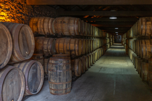 Whiskey in alten Eichenfässern gelagert